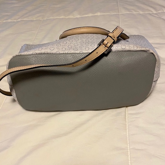 Guess purse - Picture 4 of 4
